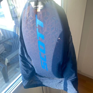 Ryggskydd till bland annat skidåkning  - Säljer ett ryggskydd till bland annat skidåkning! Aldrig kommit till användning så jag inte har åkt skidor eller cyklat på några år. Storlek S