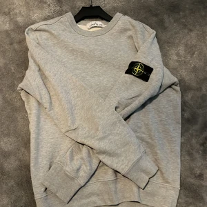 Stone island sweatshirt  - Säljer den här skit snygga stone island sweatshirten den är köpt på deras hemsida för 2300kr för det var rea när jag köpte den annars kostar den 2899kr skicket är 10/10 skulle jag säga har typ alldrig använt den fåtal gånger. Priset kan diskuteras 👍