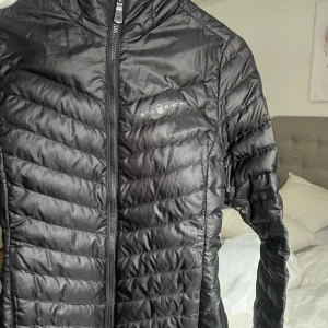 Sail racing jacka  - En svart sportigare jacka från sail racing, passar perfekt till vår och höst, en jacka man kan ha under en annan. Storlek M men passar även en S🥰 nypris 1999kr säljs för 500kr ( vid snabb försäljning 400kr)