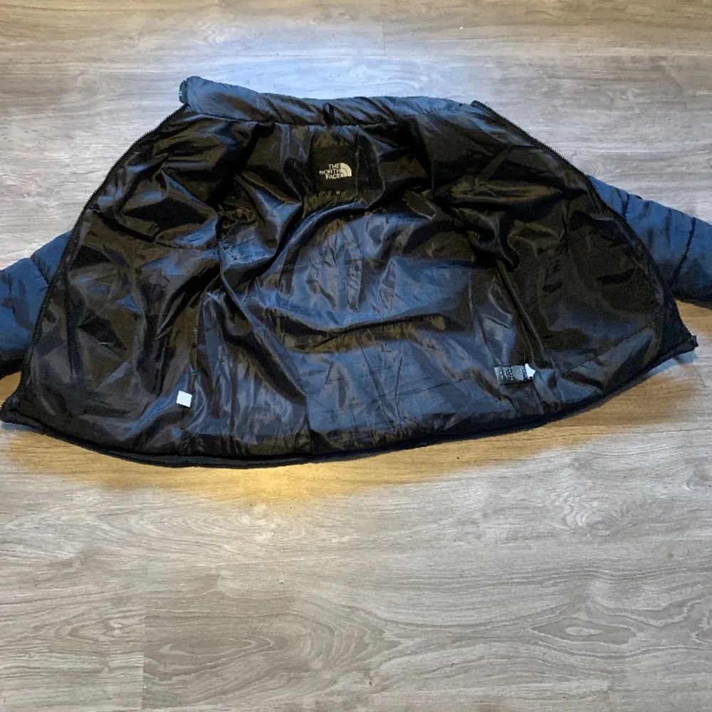 En helt ny north face jacka, jättefin och varm. Använd ungefär 4ggr. Den är för stor därför säljs den. Nypris 3500kr. Jackor.