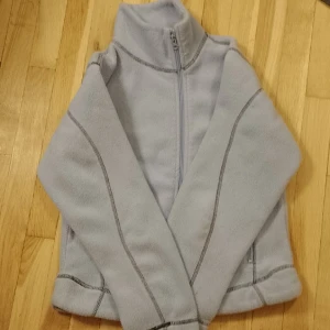 Varm och skön kofta strl S  - Ljusblå kofta mycket fint skick. Strl S. 