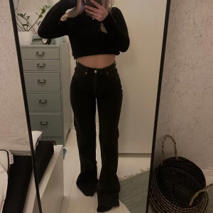Monki jeans  - säljer dessa svarta raka jeans från Monki då dom ej kommer till användning och är för långa. Dom är knappt använda och i ett fint skick. 