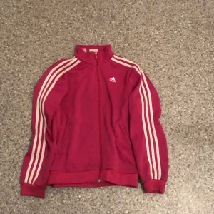 Rosa adidas kofta - En rosa adidas kofta i storlek small. Jätte snygg och i bra skick