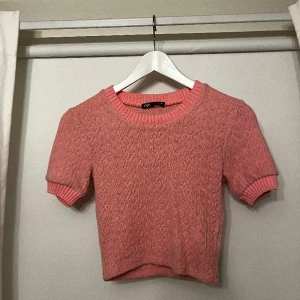 Stickad tröja, Zara - Stickad T-shirt från Zara, oanvänd 