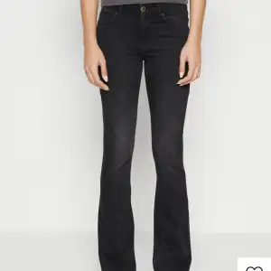 Använda 2-3 gånger, jättefina mellanmidjade Bootcut jeans från only. (Nypris 520kr) säljer för 320kr inkl frakt