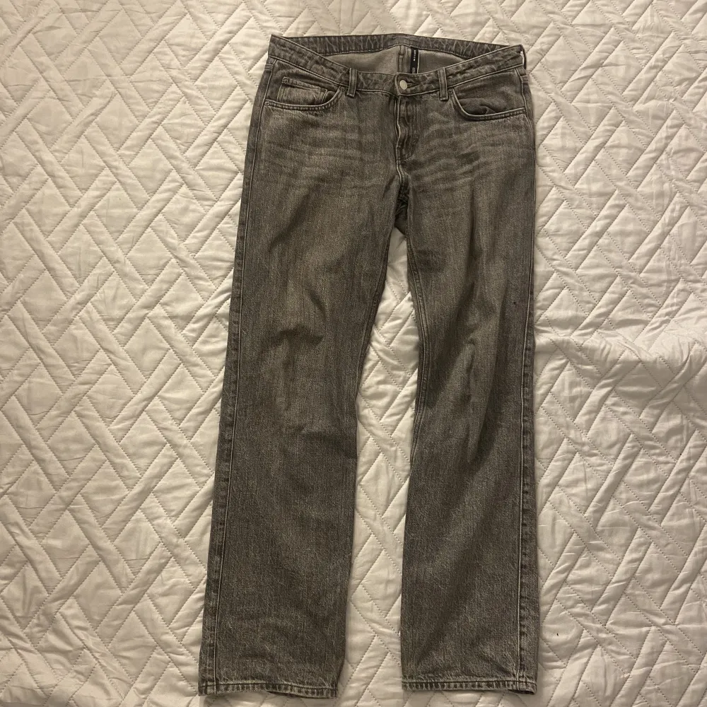 Ett par weekday lowwaist baggy jeans. Storlek 32/34 funkar för XL/L. Inga synliga skador. Kontakta mig privat för fler frågor eller fler bilder!✌️😊. Jeans & Byxor.