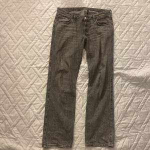 Ett par weekday lowwaist baggy jeans. Storlek 32/34 funkar för XL/L. Inga synliga skador. Kontakta mig privat för fler frågor eller fler bilder!✌️😊