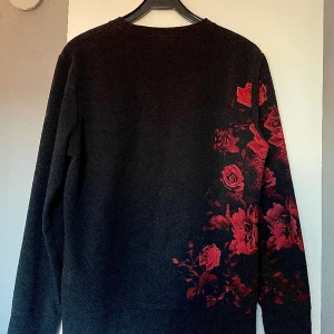 Sweatshirt med tryck - En långärmad tröja i stadig trikå med tryck. Använd högst 2-3 gånger alltså i princip orörd.  Nypris: 299kr
