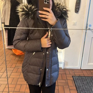 RockandBlue Jacka - Säljer nu min fina RockandBlue jacka i fint skick! 😊(pälsen är ej äkta) Storleken är 42 men passar även mig som har 38💓💓