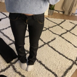 Lee jeans - Säljer dessa lågmidjade lee jeansen. Storlek 27/33, skulle säga att de passar en XS, och är i väldigt mörkblå färg💕💕skriv för fler bilder