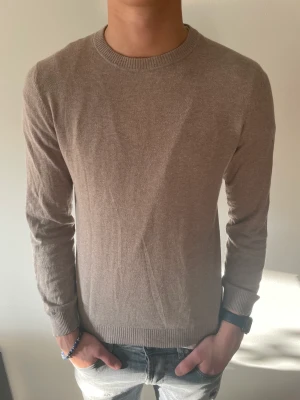 Cashmire/Bomulls Tröja  - Tja! Säljer nu denna sjukt snygga tröja i cashmire-& bomullsmix!  Denna är sjukt trendig och passar till vilken Grisch outfit som helst.  Hör av dig vid några frågor!