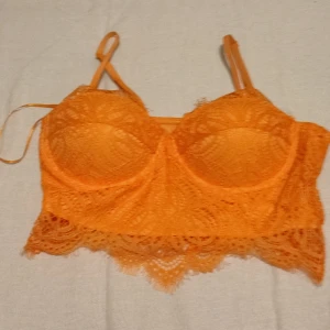 Topp  - Fest topp orange. helt ny. Fri frakt ! Inbyggd bh i toppen ! 