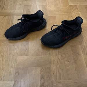Säljer dessa svarta Yeezys som är i bra skick, använda sparsamt eftersom jag alternerat mellan fler par under året, Eftersom skorna är svarta så håller dom väldigt bra och smuts syns inte!  Kan gå ner så skriv vid minsta bud!