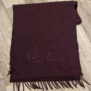 Säljer den super super finna Burberry halsduk som köptes i 90-talet i Skottland. Väldigt vintage och snyggt! Ny pris 1500kr säljer för 525kr! 