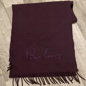 Säljer den super super finna Burberry halsduk som köptes i 90-talet i Skottland. Väldigt vintage och snyggt! Ny pris 1500kr säljer för 525kr! 