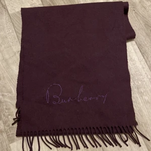 Burberry halsduk  - Säljer den super super finna Burberry halsduk som köptes i 90-talet i Skottland. Väldigt vintage och snyggt! Ny pris 1500kr säljer för 525kr! 