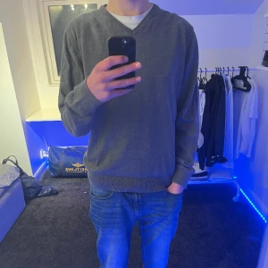 V ringad sweatshirt - Säljer min v ringade sweatshirt använd 2 gånger inga revor eller fläckar. Storlek s grå jag är 181