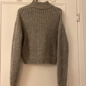 Stickad tröja  - Grå stickad tröja. Superskönt och sticks inte alls. Jättebra skick och passar perfekt nu till vinter!❄️