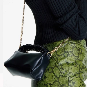 väska axelväska axelremsväska  - väska från asos köpt för 220  använd några få gånger   pris kan diskuteras 