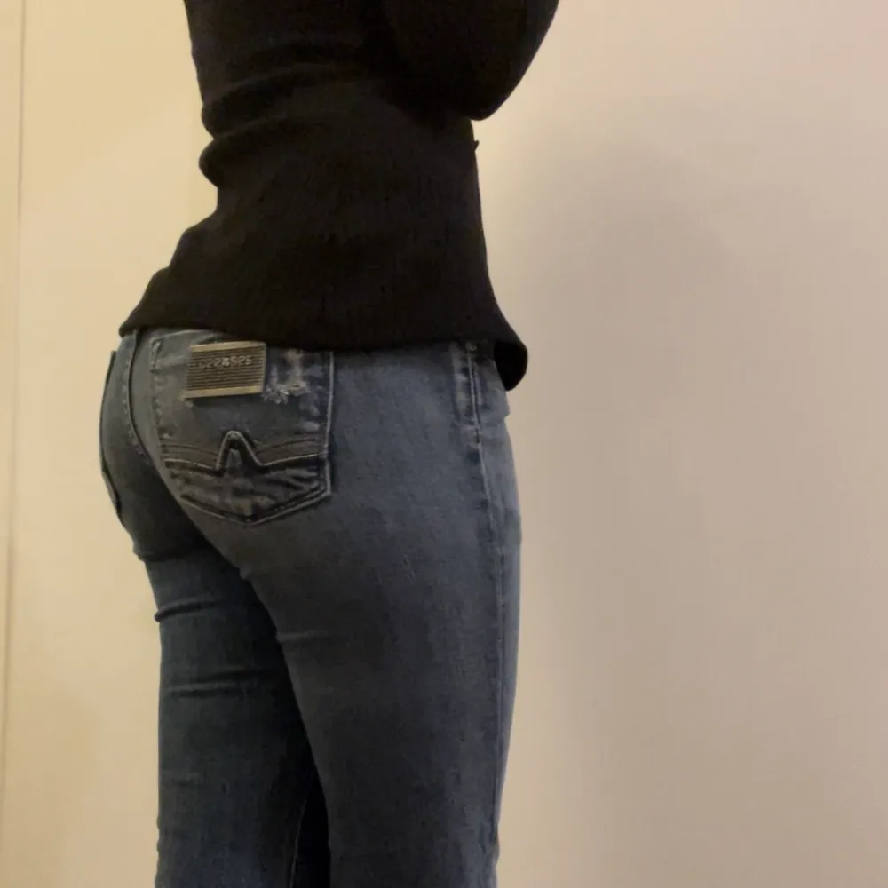 Lågmidjade blåa jeans straight tror de är storlek XXS. Jeans & Byxor.