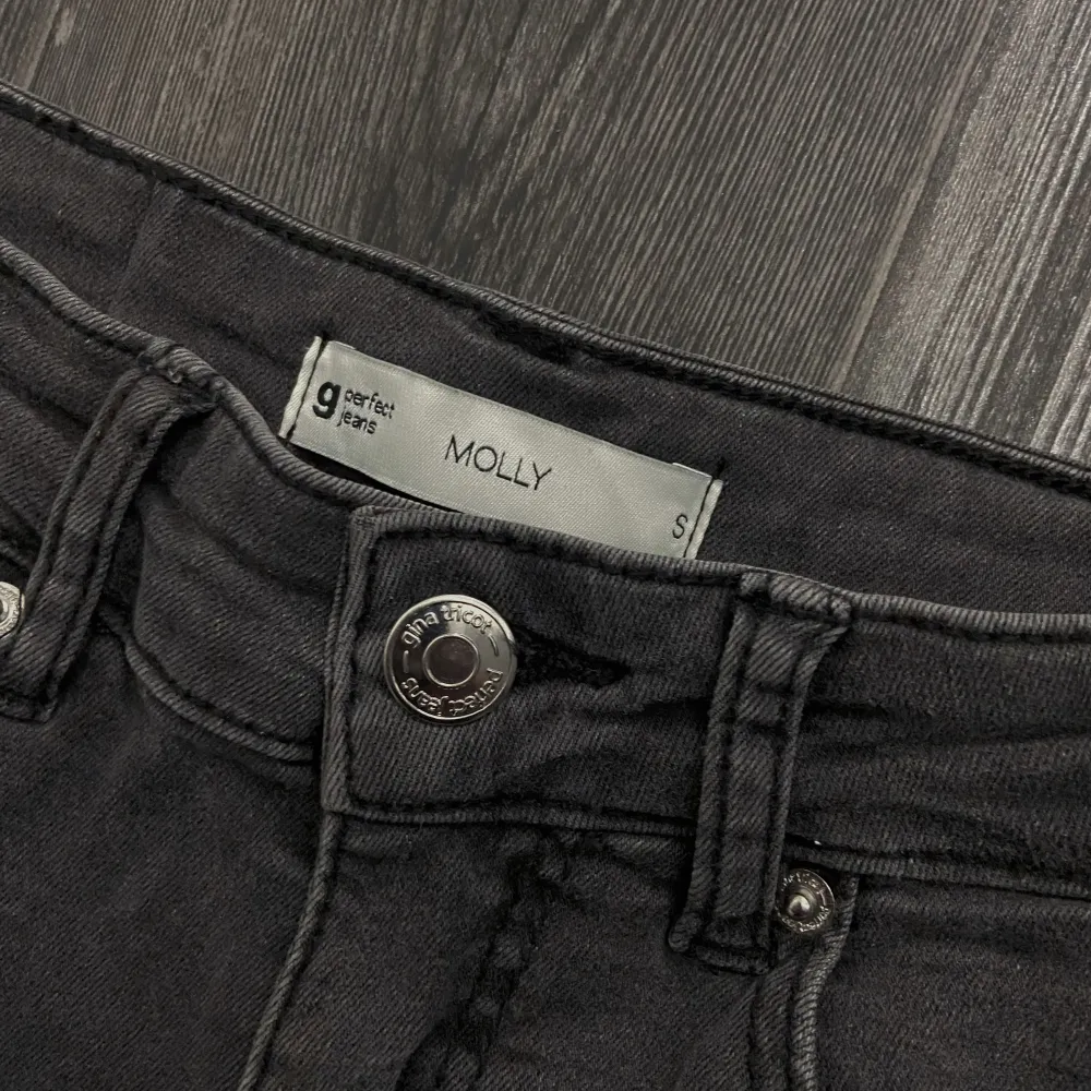 Jättesköna grå jeans med slits från ginatricot, helt som nya.. Jeans & Byxor.