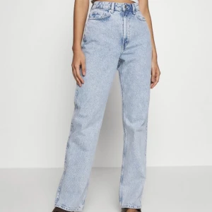 Weekday rowe  - Weekday rowe extra High storlek W30 L30 säljs pga lite för små på mig🤍 Använda sparsamt 