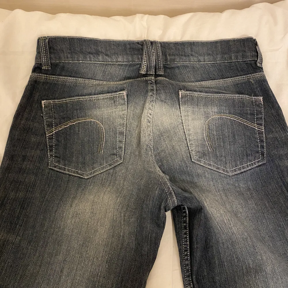 Så himla fina bootcut jeans som tyvärr inte passade. Midjemått ca 42 cm takt över och innerbenslängden är ca 82 cm 💗 fler bilder kan fås privat. De är lite slitna längst ner på ena benet men det syns knappt (bild 3). De är lite blåare irl . Jeans & Byxor.