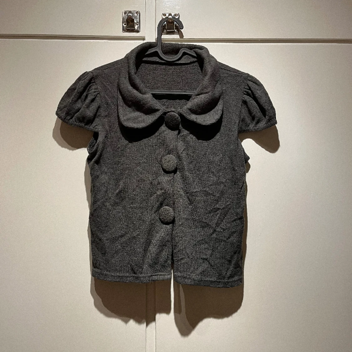 Blus med krage och stora knappar