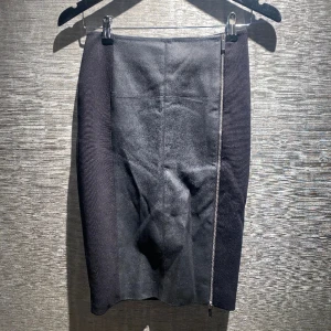 Kjol | Karen Millen - En jättecool kjol från Märket Karen Millen Med läder detaljer och en dragkedja. Pris kan diskuteras! I storlek S/36. Skriv för bilder och info.