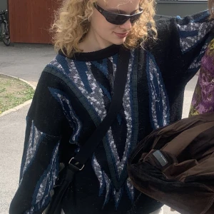 Tröja - Svartblå tröja i coolt mönster