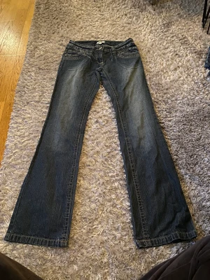 Lågmidjade jeans  - Jättefina lågmidjade, bootcut jeans. De är blåa. 