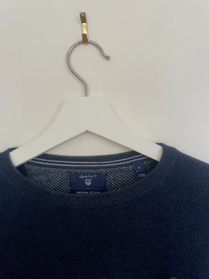 Gant Tröja / Sweater - 100% Cotton - Jag säljer min Gand-tröja, 100% cotton och i perfekt skick.   Storlek: S  Färg: Navy Material: 100% Cotton Skick: Mycket Bra Sex: Man 