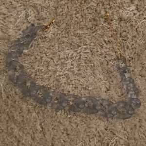 Tjockt kjedjehalsband  - Hej! Jag säljer detta halsband. Halsbandet är i fint skick och använt ca. 5 gånger. Skriv till mig vid intresse🥰