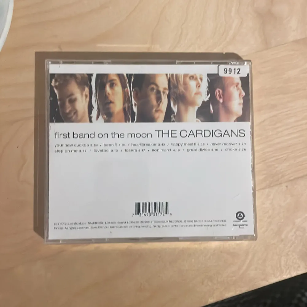 original the cardigans cd, albumet ”first band on the moon” från 1996! fodralet är helt ok skick, lite missfärgning och fåtal repor har kommit med åren. själva skivan är i fint skick! . Övrigt.