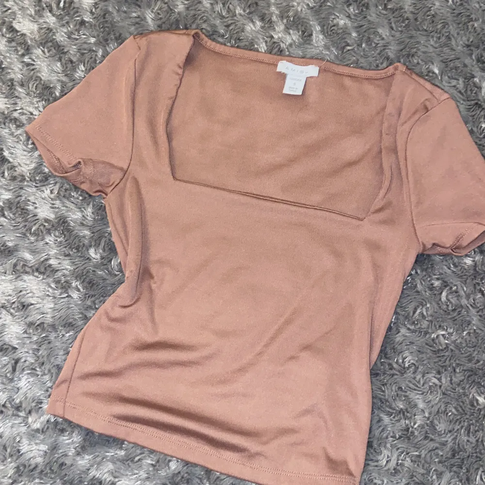 Tröjan har en Stretchig matrial och har typ en brun/rosa färg💗 Ingen typ av skada eller missfärgning 💗. T-shirts.
