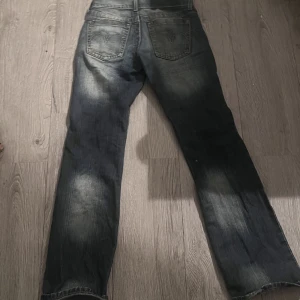 Jeans jätte fina och sitter jätte bra  - Dom kan va små i storleken men sitter jätte fint på och jag har använt dom (typ 10 gånger) ny tvätta.