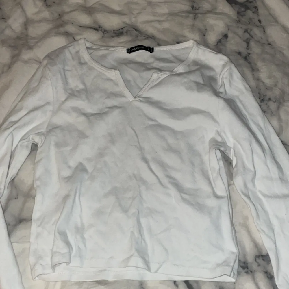 fin vit tröja, använd några gånger, jättefint skick. säljer för kommer aldrig till användning 💕. Tröjor & Koftor.