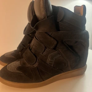 Isabel Marant skor - Superfina marants i topp skick. Inköpta för ca 1 år sen och säljer då jag sällan använder dom. Finns tecken på användning men inga större märken. Dom är st 38 men passar 37-39. Pris går att diskutera vid snabb affär. Köparen står för frakt :)
