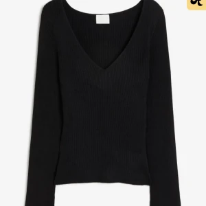 Hm tröja  - Ribbad Svart v ringad tröja från hm även att armarna har en slits längst ner knappt använd kontakta för mera bilder💕🫶jätte bra skick och knappt använd 