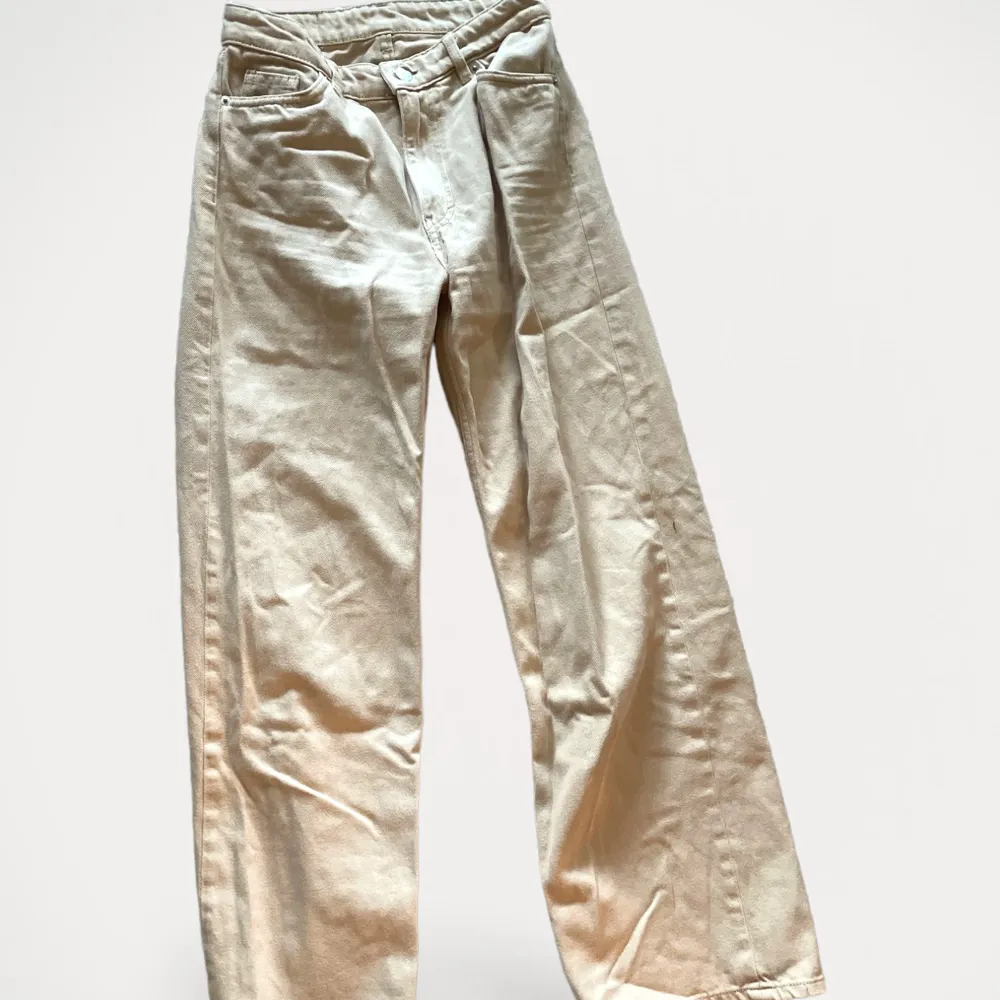 Jeans från Monki, modell Yoko.  Storlek: 26 Material: Jeans Använd, men utan anmärkning.. Jeans & Byxor.
