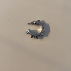 Edblad örhänge😍💜💞 - Säljer mitt Edblad örhänge för att jag tappar bort mitt andra☘️✨ Nypris är 399 kr och säljer nu bara ett för 80 kr + frakt men pris kan ju såklart diskuteras!☘️😊😍