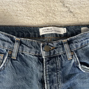 vero moda jeans - har varit mina favoriter men kommer tyvärr inte till användning längre. jättefint skick💓 storlek 29/32, passar s/m!💕