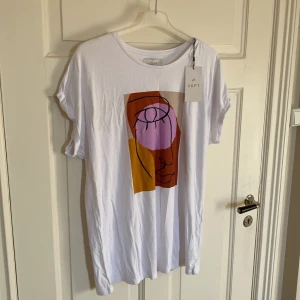 Topp från ADPT. - Säljer denna sköna toppen från ADPT. Helt ny och prislappen sitter kvar. Storlek M. Nypris 99kr