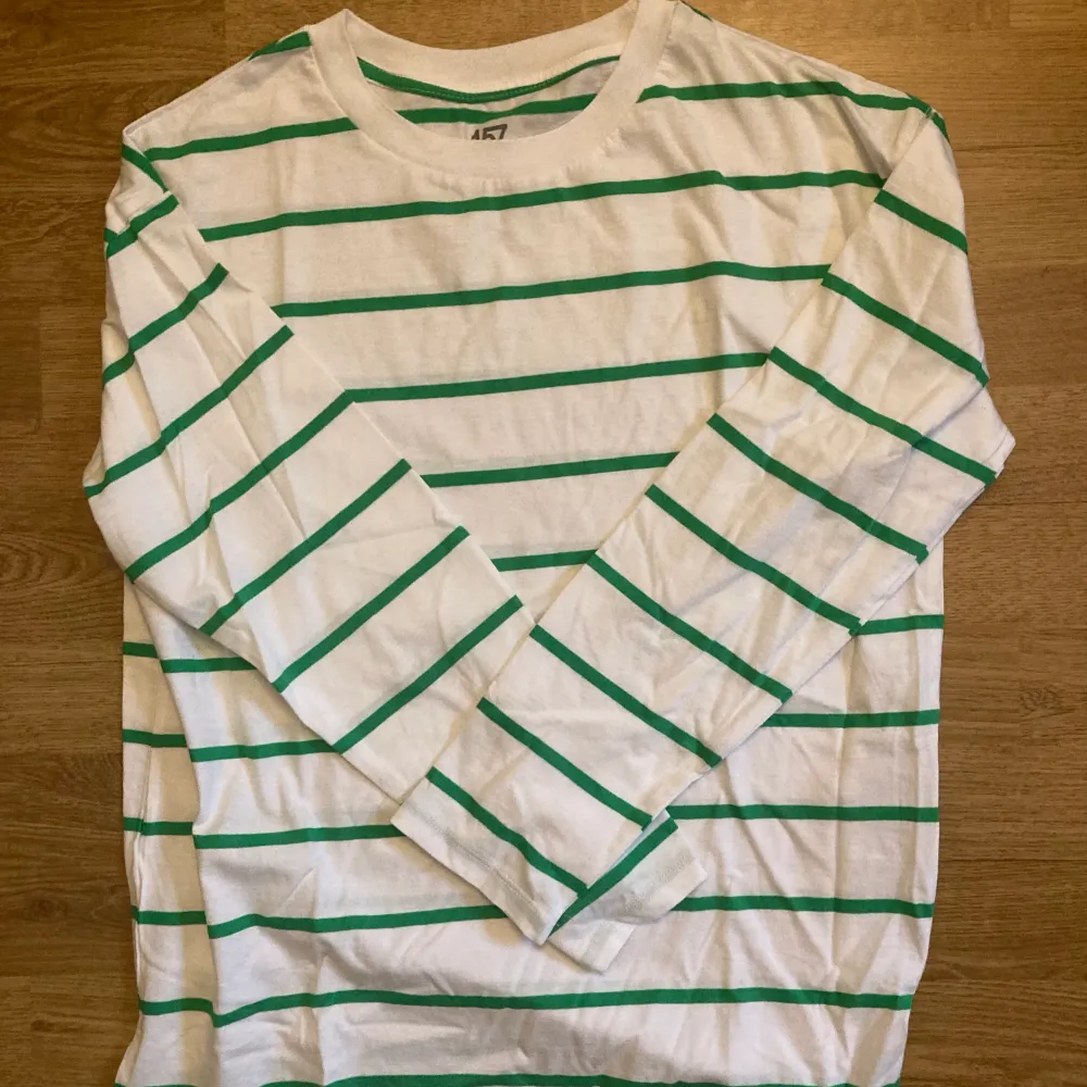 Säljer denna gulliga tröjan från lager 157 då den inte kommer till användning längre❣️ använd 1 gång så i nyskick ❤️ storlek xs men ganska oversized så om man vill ha den tajtare skulle jag nog säga att den passar M 🙌. T-shirts.