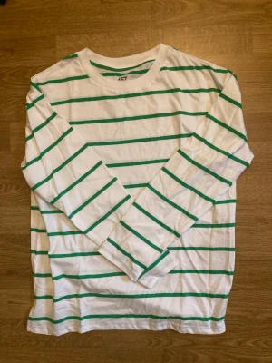 Randig tröja - Säljer denna gulliga tröjan från lager 157 då den inte kommer till användning längre❣️ använd 1 gång så i nyskick ❤️ storlek xs men ganska oversized så om man vill ha den tajtare skulle jag nog säga att den passar M 🙌