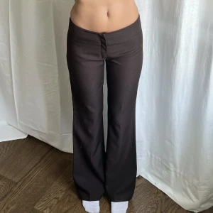 Bruna kostymbyxor - Lågmidjade vida bruna kostymbyxor från Only. Midjemått: 78 cm. Innerbenslängd: 87 cm. Jag är 176 cm 💓