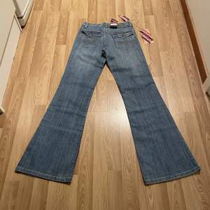 Så unika hela sprillans nya jeans med lapparna kvar. Bootcut låga och sjukt häftiga fickor i den perfekta ljusblåa washen, Innerben 81 cm midja: 33cm 