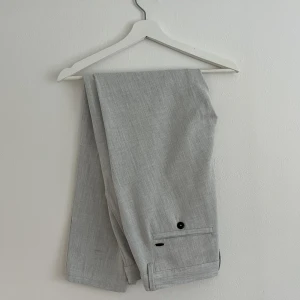 Byxor  - Ett par fina ljusgråa kostymbyxor från Zara. Byxorna är sköna och i fint skick.