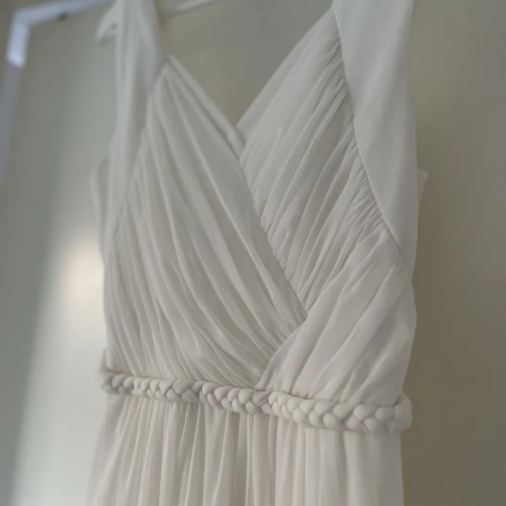 Väldigt fin klänning, kan användas till bröllop eller andra evenemang. Den har använts vid ett tillfälle, alltså är den fortfarande i väldigt bra skick, fina detaljer och ser stilren ut🤍. Klänningar.