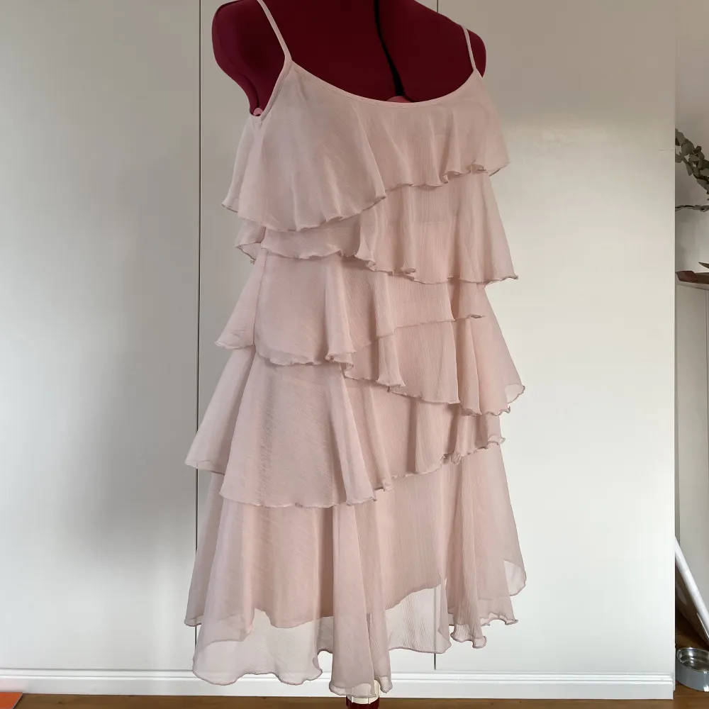 Fin rosa klänning som inte kommer till användning. Storlek 32 men passar XS. Klänningar.